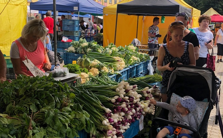 Farmářské trhy s opékáním buřtů