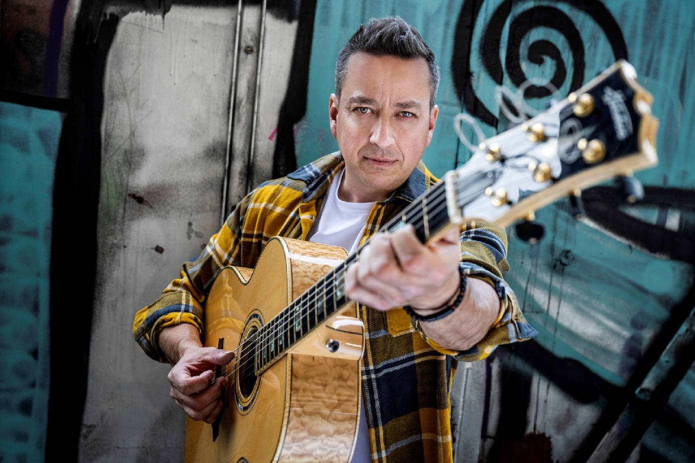 Hity Petra Nováka zpívá Petr Bende