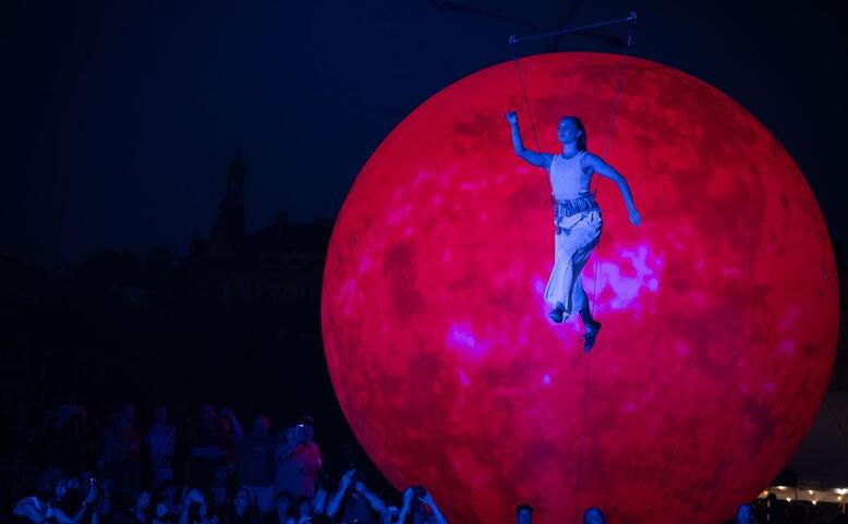 Mezi světy - V.O.S.A. Theatre