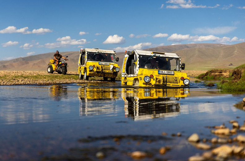 Žlutou žábou do země modrého nebe