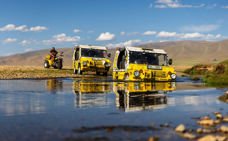 Žlutou žábou do země modrého nebe