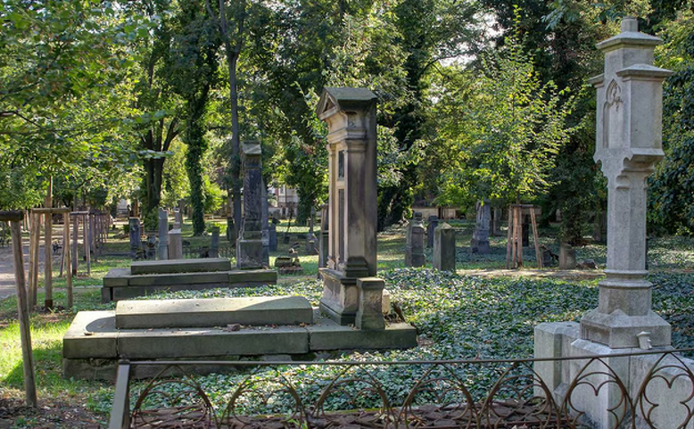 Za „svatou holčičkou“ na Malostranský hřbitov