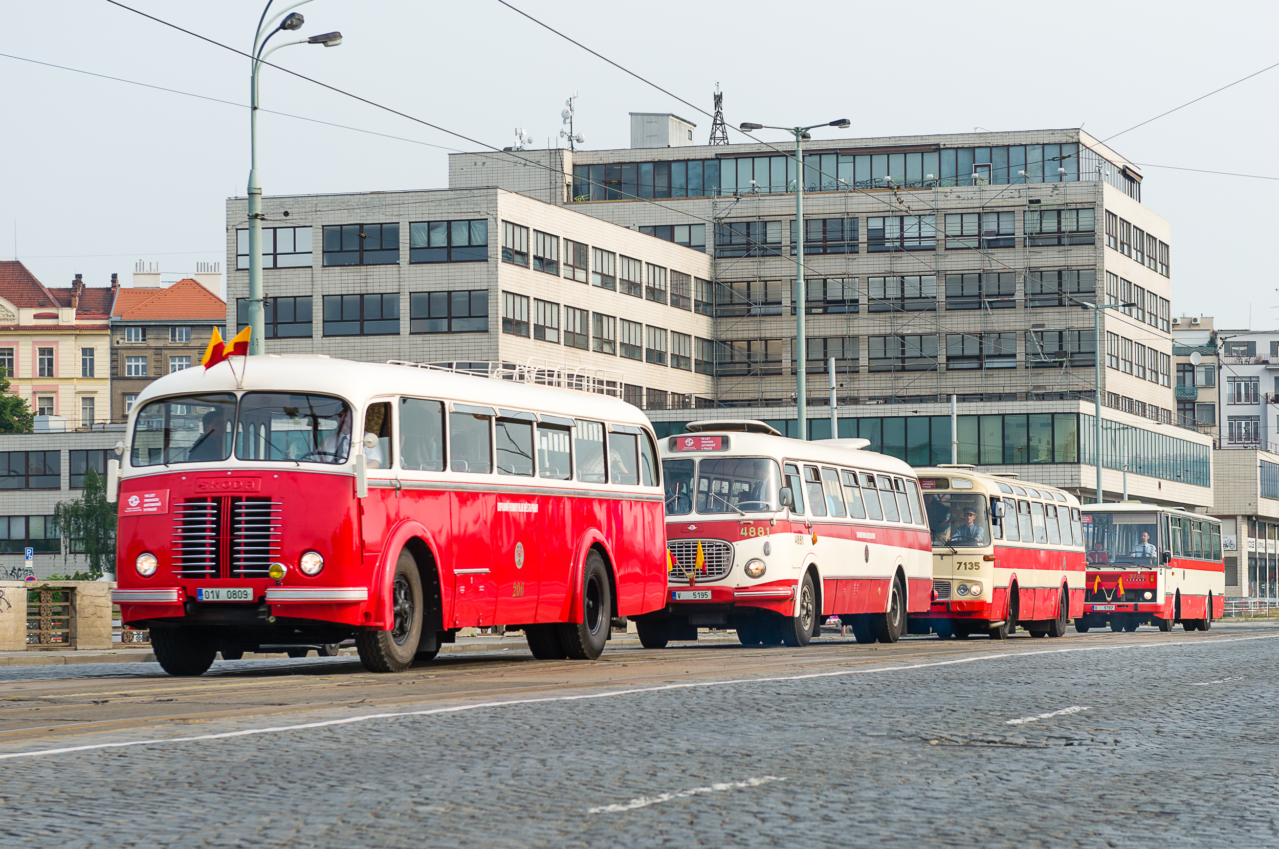 Autobusový průvod - 100 let autobusové dopravy v Praze