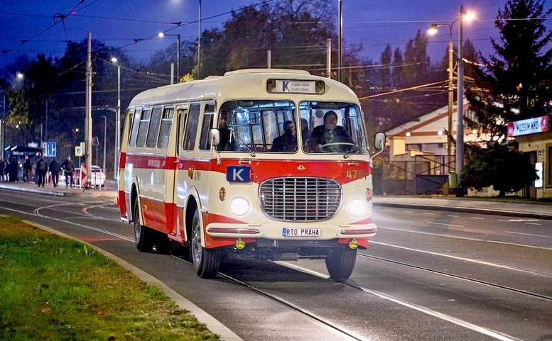 Historickým autobusem na dostihy v Chuchli