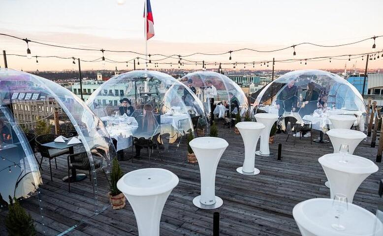 Vyhřívaná průhledná iglú s výhledem na město