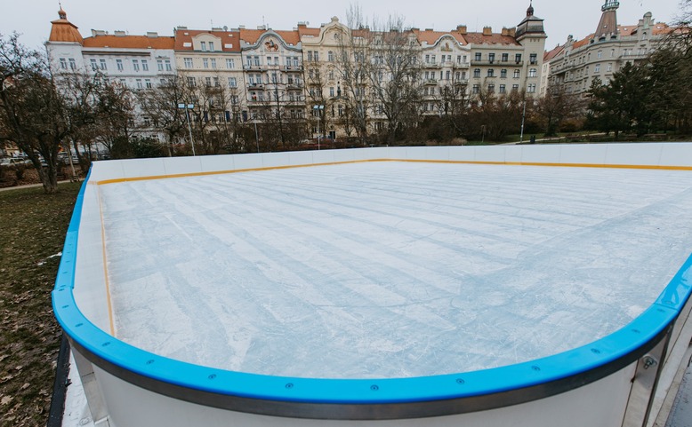 Zimní kluziště v Heroldových sadech