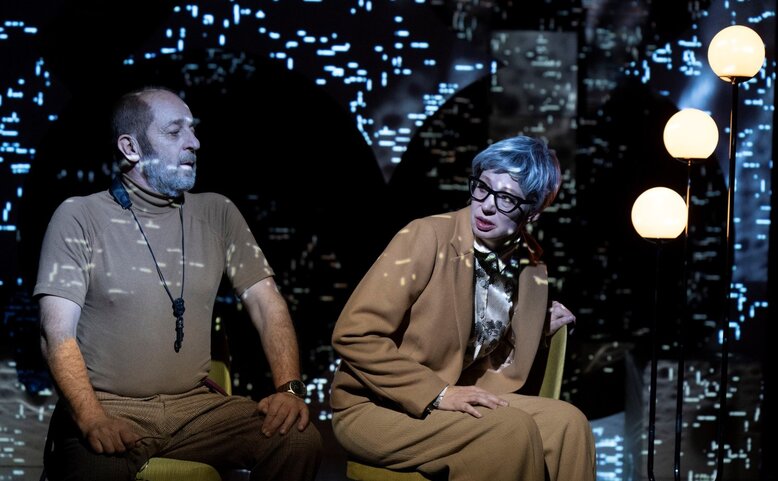 Dívenka na trampolíně