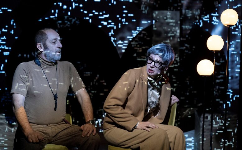 Dívenka na trampolíně