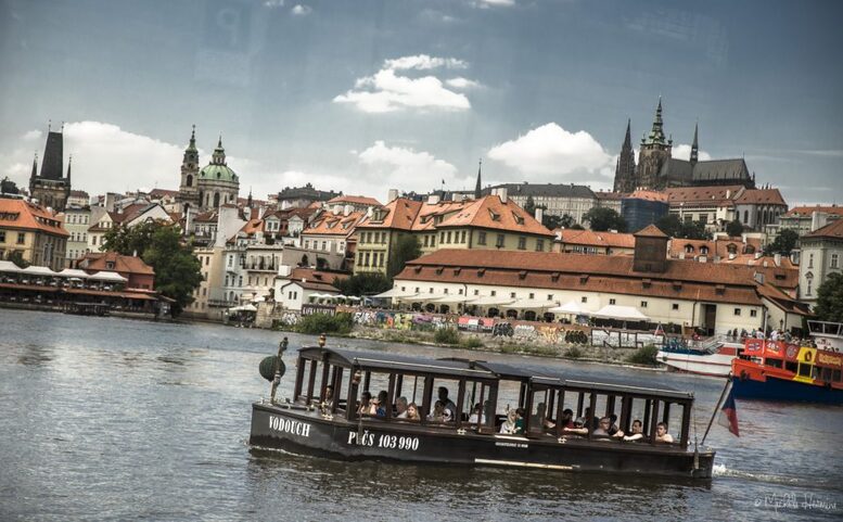 Plavba po Vltavě a návštěva muzea Karlova mostu
