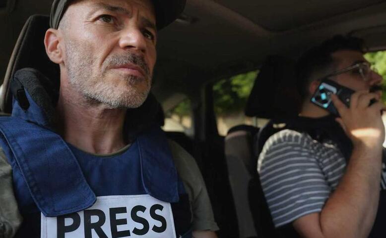 80 rozlícených novinářů