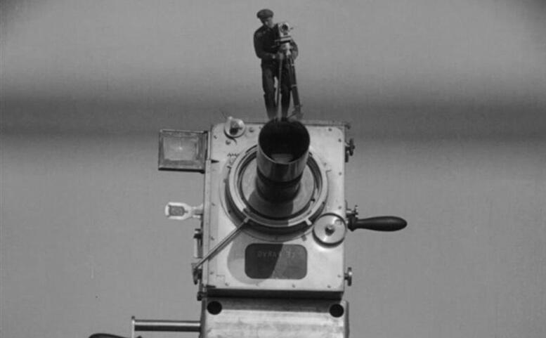 Muž s kinoaparátem + následná debata