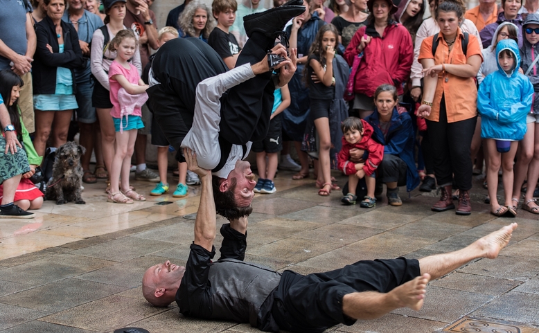 Za dveřmi - festival pouličního divadla