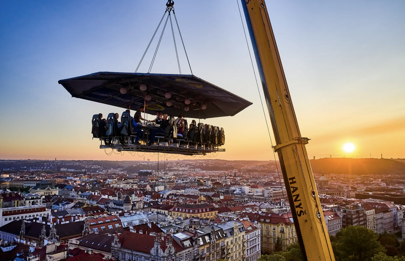 Večeře v oblacích nad Prahou | Dinner in the sky