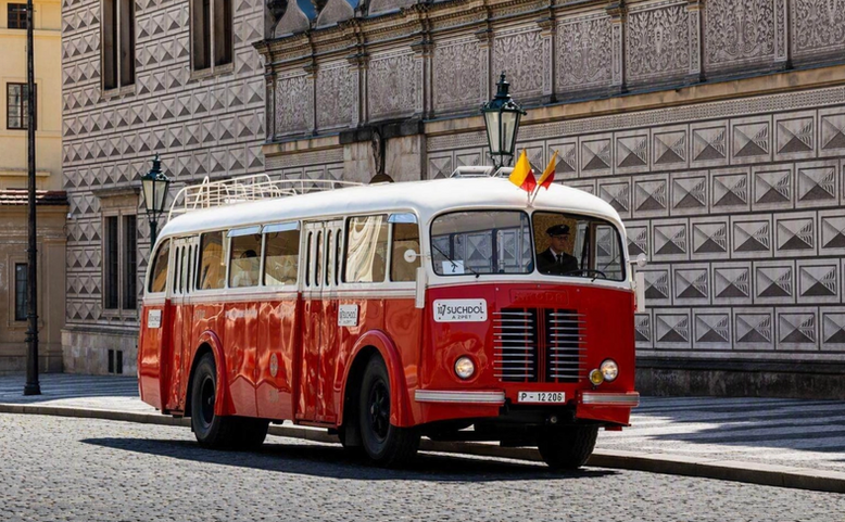 Historická jízda Škodou 706 RO