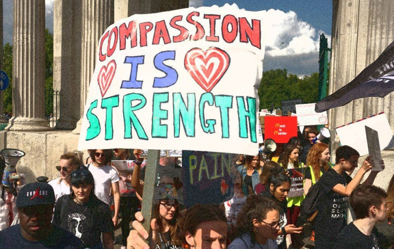 Společná výroba transparentů na The Official Animal Rights March