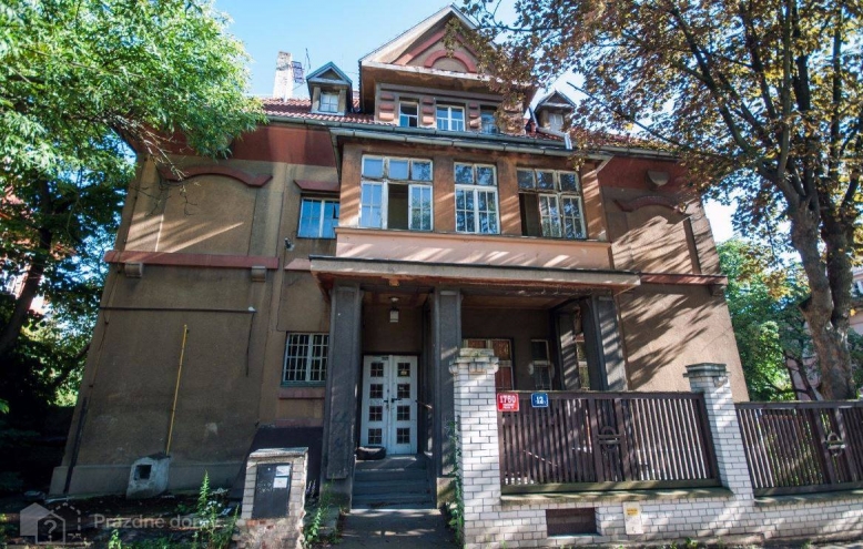 Slavné a prázdné vily Vinohrad a Vršovic