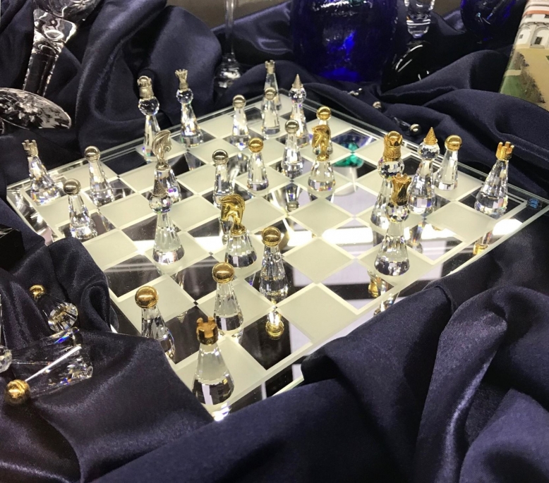 Křišťálový lev i skleněné šachy na výstavě protokolárních darů v Senátu