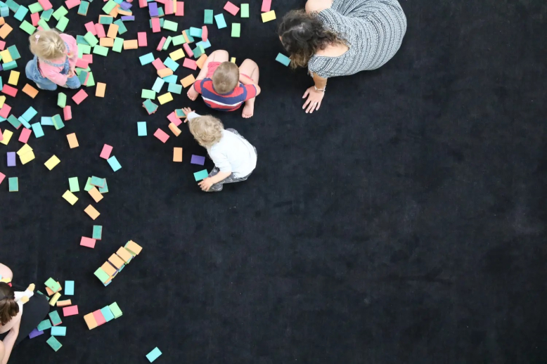 Herna pro děti 1,5-5 let s dospělými: V ROHU