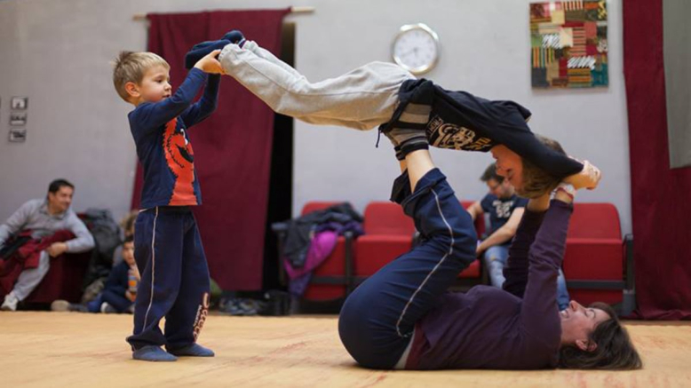 Kontaktní improvizace pro rodiče s dětmi s Itayem Yatuv