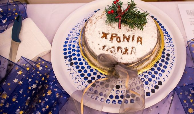 Krájení řeckého novoročního koláče Vasilopita