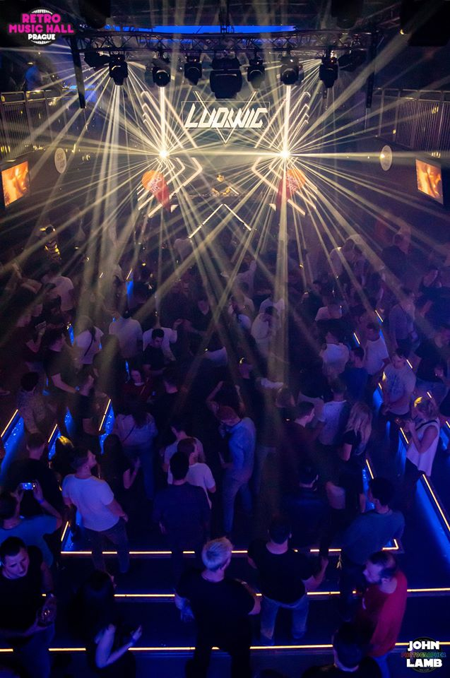 Silvestr v Retro Music Hall