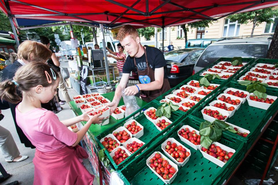 jirk.jpg - Stánek s jahodami na Farmářském tržišti Jiřák (foto: archiv podniku)