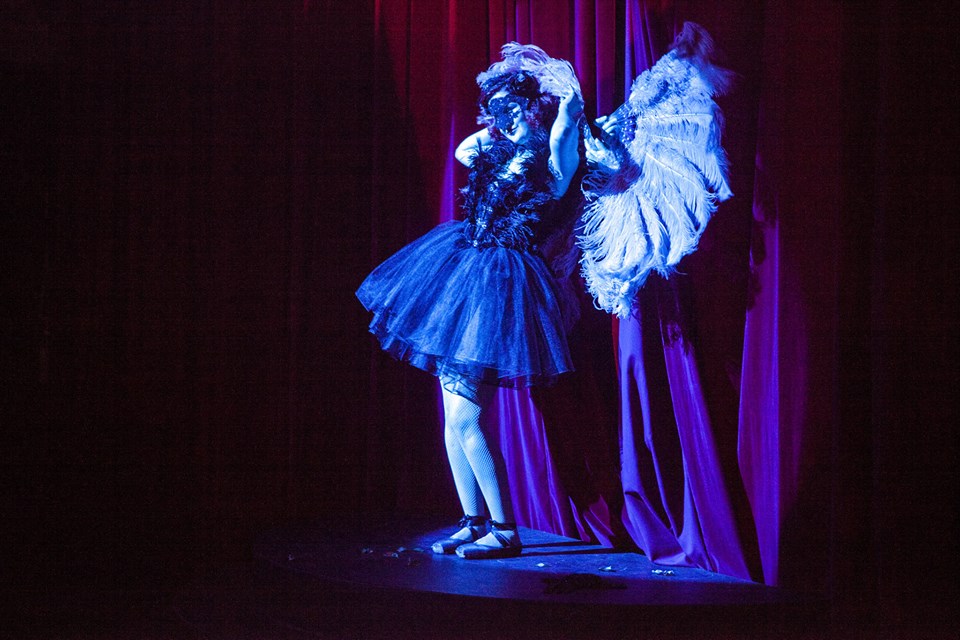 burleska3.jpg - Lady Mousellyca jako černá labuť (foto:Alžběta Jungrová)